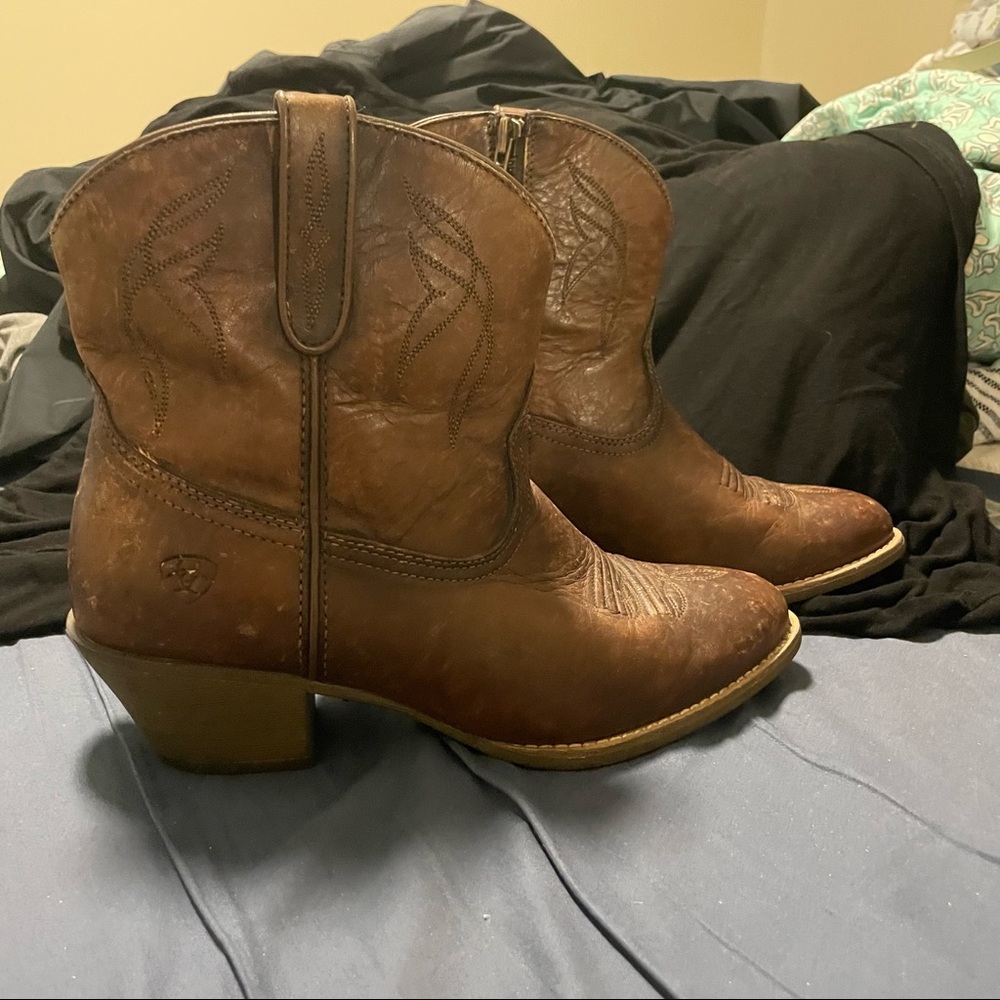 Brown Distressed Size 8.5 Ariat Booties